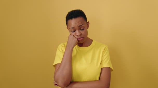 Mulher Afro Americana Fazendo Gesto Chato Sobre Fundo Amarelo Isolado — Vídeo de Stock