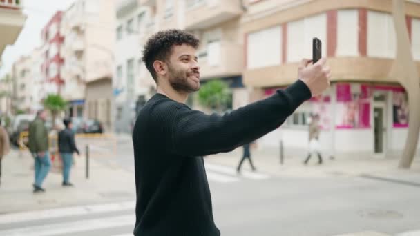 Jovem Árabe Homem Sorrindo Confiante Fazendo Selfie Pelo Smartphone Rua — Vídeo de Stock