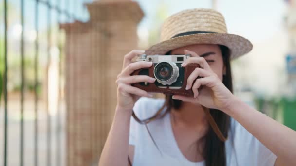 Sokak Kamerasıyla Gülümseyen Latin Kökenli Genç Bir Turist — Stok video