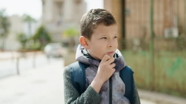 Ξανθός Μαθητής Παιδί Στέκεται Αμφιβολία Έκφραση Στο Δρόμο — Αρχείο Βίντεο