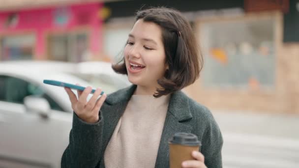 Mladý Hispánec Dívka Mluví Smartphone Pití Kávy Ulici — Stock video
