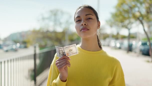 Молодая Африканская Американка Ломает Банкноту 100 Долларов Улице — стоковое видео