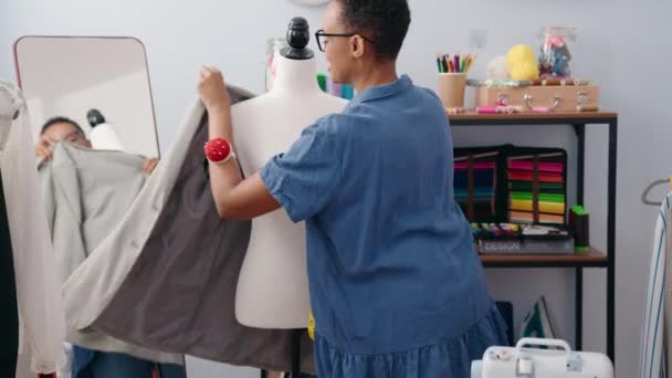 African American Woman Tailor Measuring Jacket Tailor Shop — Vídeo de stock
