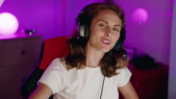 Young Beautiful Hispanic Woman Streamer Having Video Call Gaming Room — Stok video
