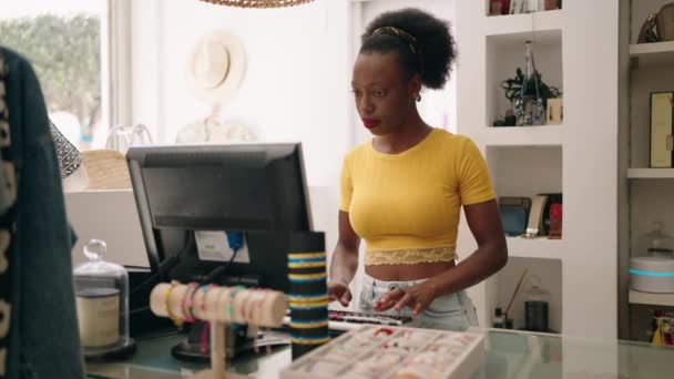Африканская Американская Продавщица Помощью Компьютера Работает Магазине Одежды — стоковое видео