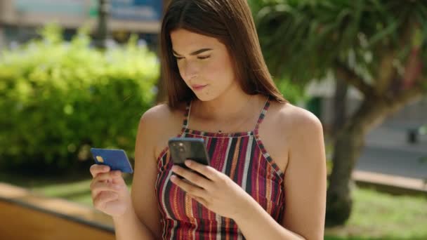Junge Schöne Hispanische Frau Benutzt Smartphone Und Kreditkarte Park — Stockvideo