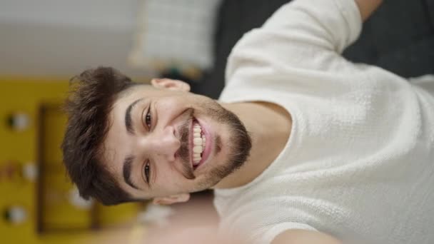 Joven Árabe Hombre Tener Vídeo Llamada Sentado Sofá Casa — Vídeo de stock
