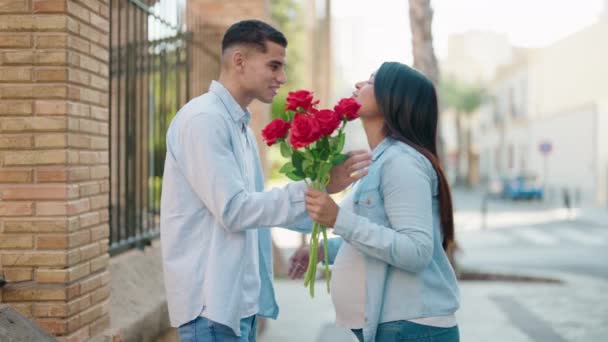 Joven Pareja Latina Sonriendo Segura Sorpresa Con Ramo Rosas Calle — Vídeo de stock