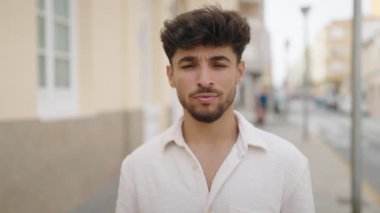 Genç Arap adam gülümsüyor. Kendine güveni tam.