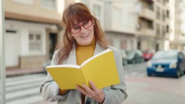 Orta yaşlı kadın yöneticinin sokakta kucaklaşma kitabı.
