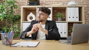 Genç Arap iş adamı ofiste dizüstü bilgisayar kullandığını vurguladı