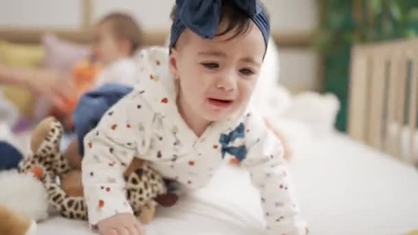 可愛いです幼児クロールオンベッド泣いてPoutでベッドルーム — ストック動画
