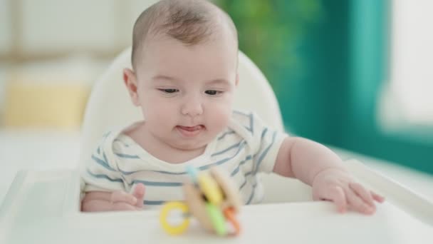 Adorável Bebê Caucasiano Sentado Cadeira Alta Quarto — Vídeo de Stock