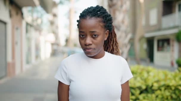 Afrikansk Amerikansk Kvinna Står Med Allvarliga Uttryck Gatan — Stockvideo