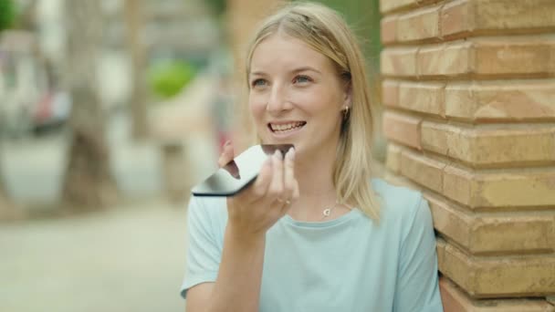 Mladá Blondýna Žena Usmívá Sebevědomě Mluvit Smartphone Ulici — Stock video