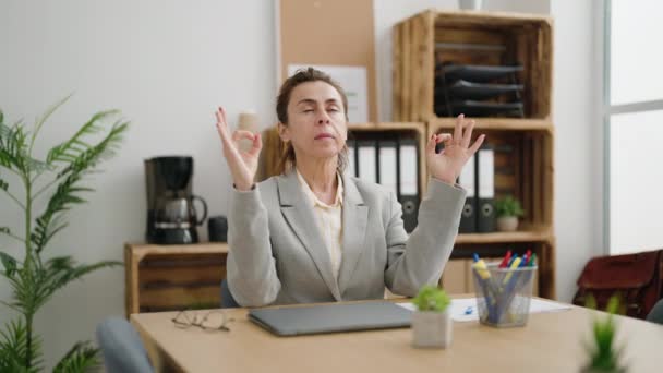 Жінка Середнього Віку Бізнесмен Розслабляється Робити Вправи Йогу Офісі — стокове відео