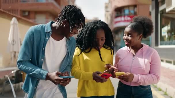 Африканські Американські Друзі Використовують Смартфон Який Ходить Вулиці — стокове відео