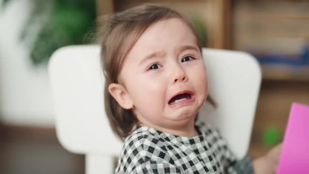 Menina Chinesa Adorável Sentado Mesa Segurando Brinquedo Chorando Jardim Infância — Vídeo de Stock