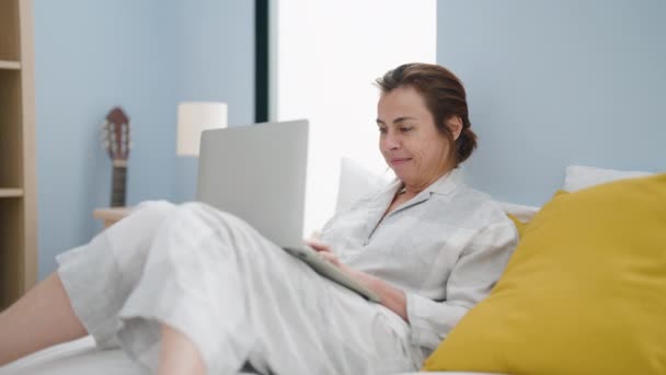 Middle Age Woman Using Laptop Sitting Bed Bedroom — Vídeo de Stock