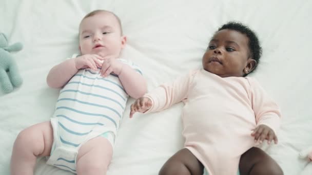 Δύο Αξιολάτρευτα Μωρά Χαμογελούν Αυτοπεποίθηση Ξαπλωμένα Στο Κρεβάτι Στην Κρεβατοκάμαρα — Αρχείο Βίντεο