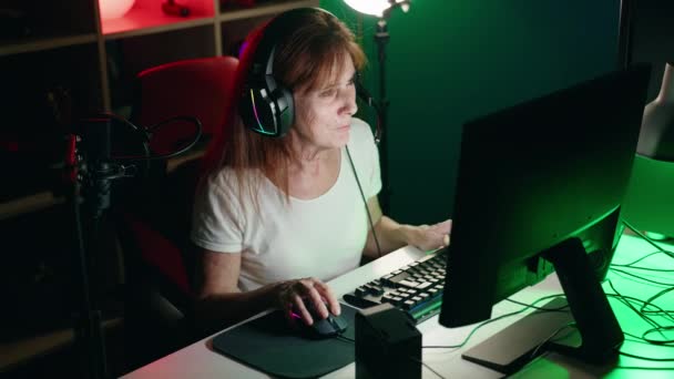 Middle Age Woman Streamer Playing Video Game Using Computer Gaming — Vídeos de Stock
