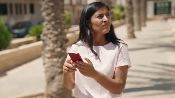 Junge Schöne Hispanische Frau Sucht Mit Smartphone Ihr Ziel Park — Stockvideo