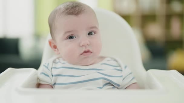 Schattige Blanke Baby Zittend Kinderstoel Thuis — Stockvideo