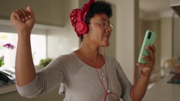 Afro Amerikaanse Vrouw Luisteren Naar Muziek Zitten Tafel Thuis — Stockvideo