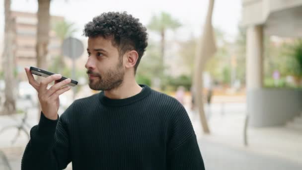 Giovane Arabo Uomo Sorridente Fiducioso Parlando Sullo Smartphone Strada — Video Stock