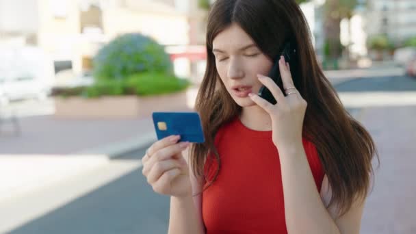 Jovem Caucasiana Usando Smartphone Cartão Crédito Parque — Vídeo de Stock