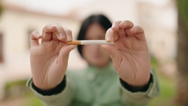 Jovem Chinesa Quebrando Cigarro Parque — Vídeo de Stock