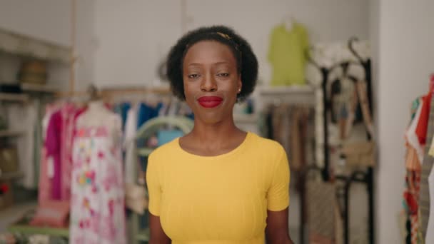 アフリカ系アメリカ人女性のお客様が自信を持ってショッピングバッグを保持服店 — ストック動画