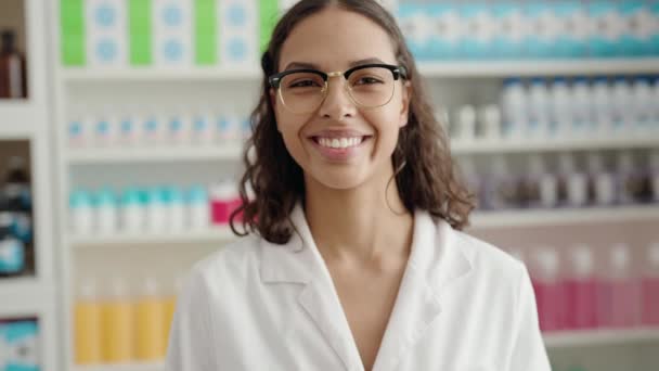 若いアフリカ系アメリカ人女性の薬剤師は薬局で自信を持って立ち — ストック動画