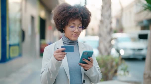 African American Woman Using Smartphone Credit Card Street — стоковое видео