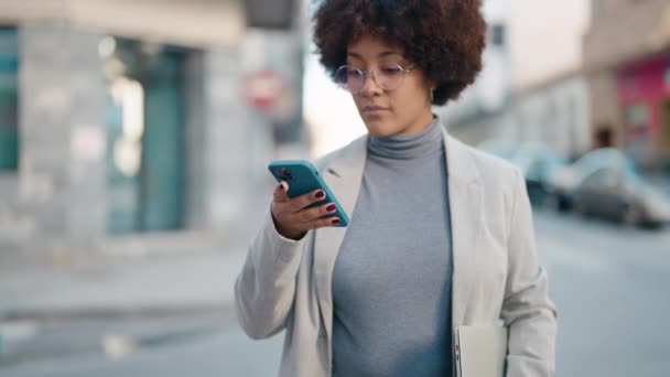 Африканская Американка Улыбается Уверенно Используя Смартфон Улице — стоковое видео