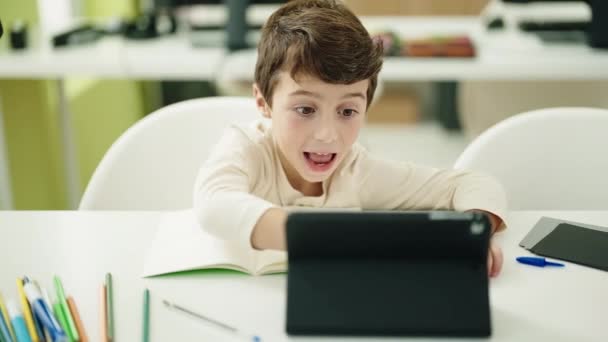 Αξιολάτρευτο Ισπανόφωνο Αγόρι Φοιτητής Χρησιμοποιώντας Touchpad Γράφοντας Στο Σημειωματάριο Στην — Αρχείο Βίντεο