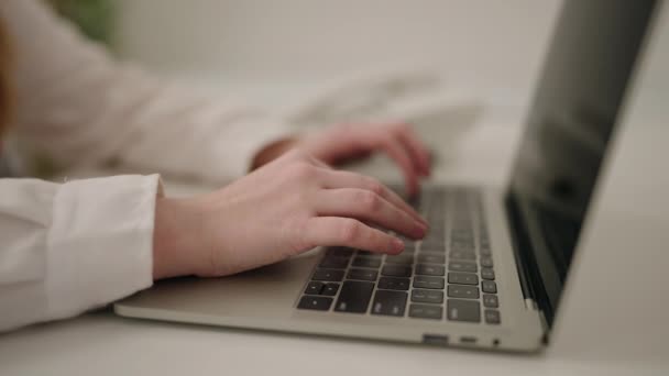 Jovem Loira Vestindo Uniforme Médico Usando Laptop Trabalhando Clínica — Vídeo de Stock