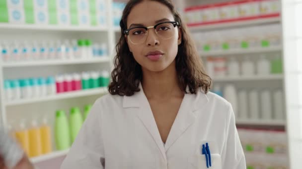 Молода Афроамериканська Аптекарка Посміхається Тримаючи Аптеці Долари — стокове відео