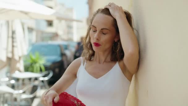 Tineri Frumos Hispanic Femeie Using Handfan Suferind Pentru Fierbinte Stradă — Videoclip de stoc