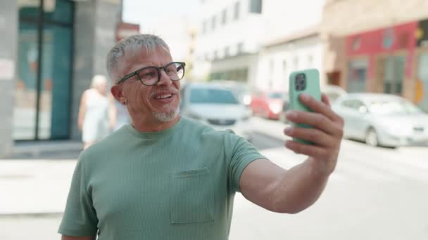 Сіроволоса Людина Середнього Віку Посміхається Впевнений Має Відеодзвінок Вулиці — стокове відео