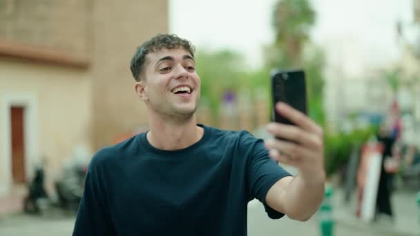 Joven Hombre Hispano Sonriendo Confiado Teniendo Videollamada Calle — Vídeos de Stock