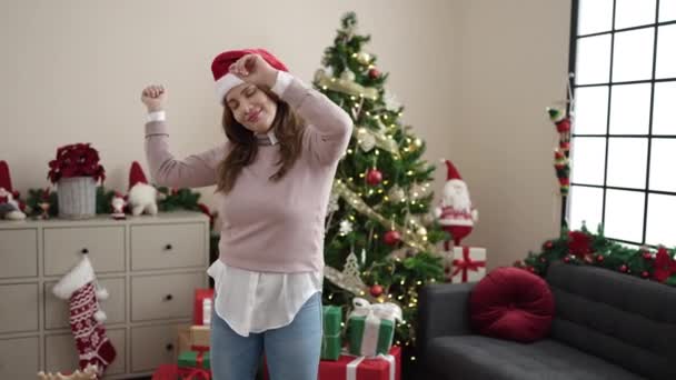 Genç Güzel Spanyol Kadın Noel Ağacının Yanında Durmuş Evde Dans — Stok video