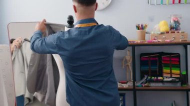 Giysi fabrikasında terzilik yapan genç bir İspanyol.