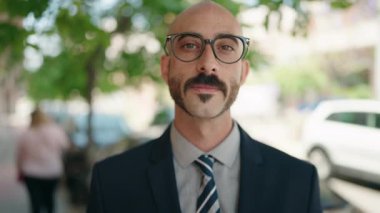 Genç İspanyol yönetici gülümsüyor. Kendine güveni tam. Başparmaklarıyla sokakları imzalıyor.