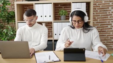 Kadın ve erkek işçiler ofiste beşlik çakıyor.