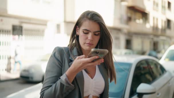 Νεαρή Γυναίκα Μιλάει Στο Smartphone Ακουμπώντας Στο Αυτοκίνητο Στο Δρόμο — Αρχείο Βίντεο