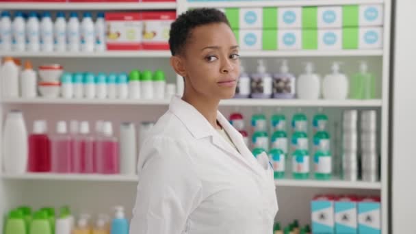 Afroamerikansk Kvinna Farmaceut Ler Säker Stående Apotek — Stockvideo