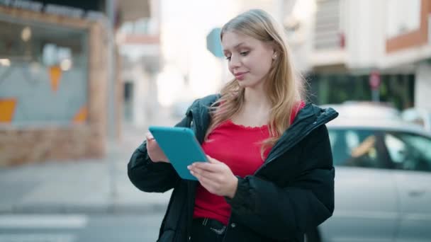 Νεαρή Ξανθιά Κοπέλα Χαμογελά Αυτοπεποίθηση Χρησιμοποιώντας Touchpad Στο Δρόμο — Αρχείο Βίντεο