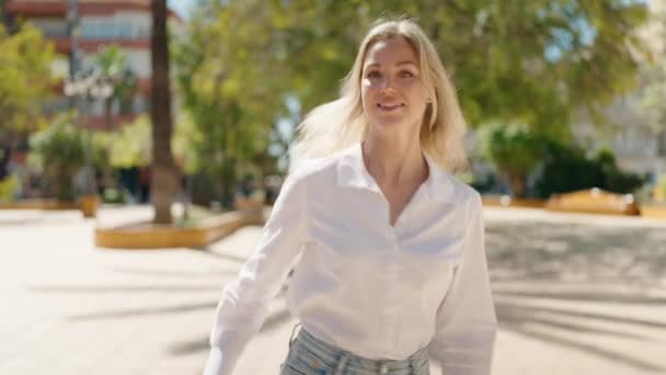 Jonge Blonde Vrouw Glimlachen Zelfverzekerd Draaien Door Zichzelf Park — Stockvideo