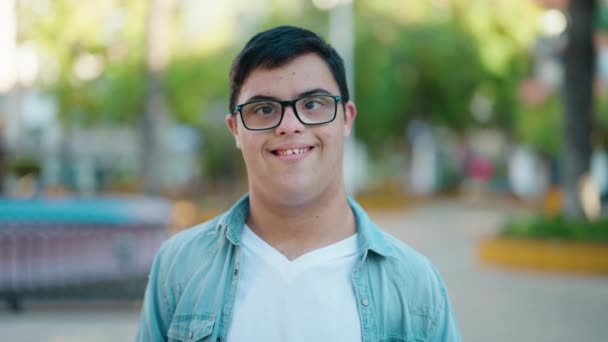 Syndrom Muž Usmívá Sebevědomě Stojí Parku — Stock video